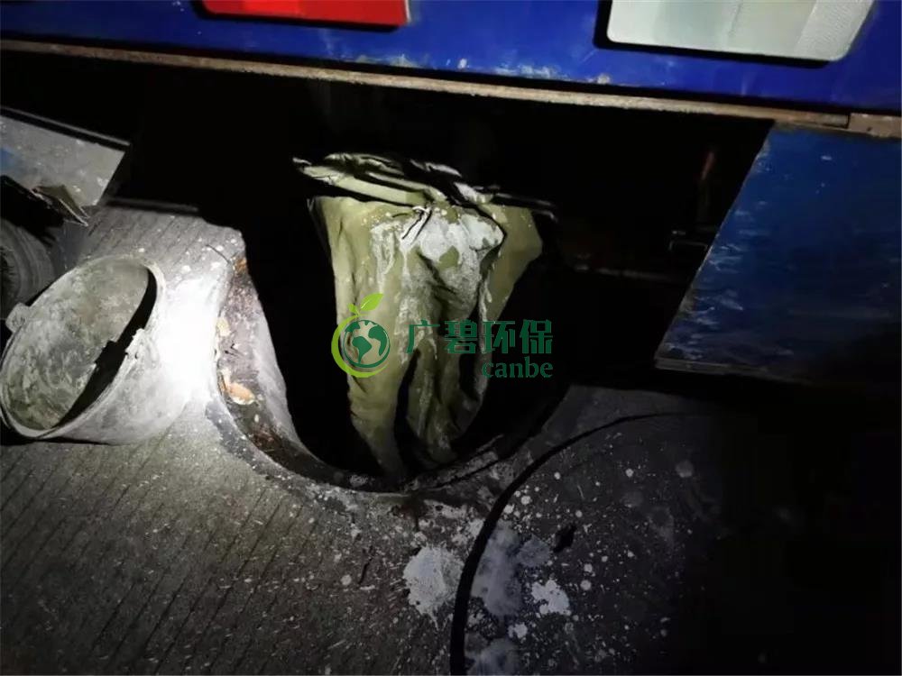 順德容桂環運分局當場抓到一男子偷倒玻璃廢渣到沙井(圖1) 順德容桂環運分局當場抓到一男子偷倒玻璃廢渣到沙井(圖1)